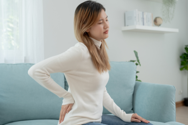 腰椎椎間板ヘルニアの症状とは？原因や治療方法、痛みを和らげる方法を解説